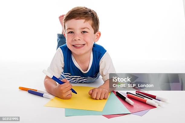 Молодой Мальчик Drawing On Colored Paper — стоковые фотографии и другие картинки Ребёнок - Ребёнок, Рисовать - деятельность, Рисунок - произведение искусства