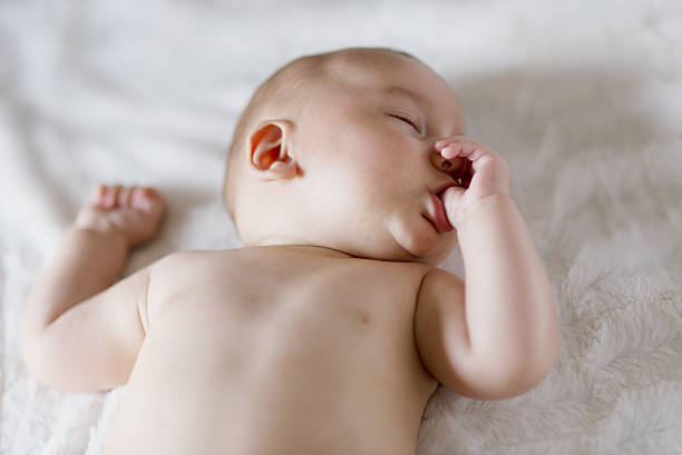 niemowlę śpi i ssać kciuk - ssąc zdjęcia i obrazy z banku zdjęć