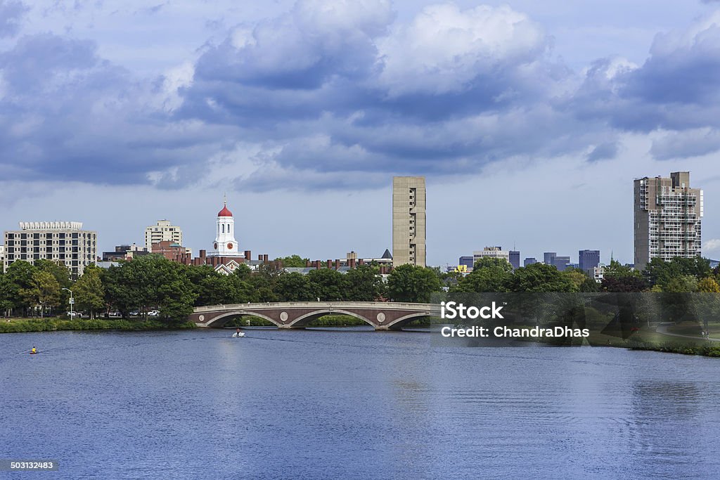 Boston MA, USA - Ponte pedonale John W. Weeks tra il vecchio e il nuovo campus della Harvard Business School - Foto stock royalty-free di Acqua