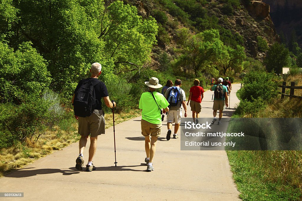 Hikers en un entorno trek - Foto de stock de Colorado libre de derechos