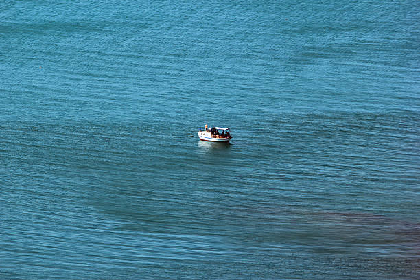 lone barco no mar - rowboat nautical vessel small motorboat imagens e fotografias de stock