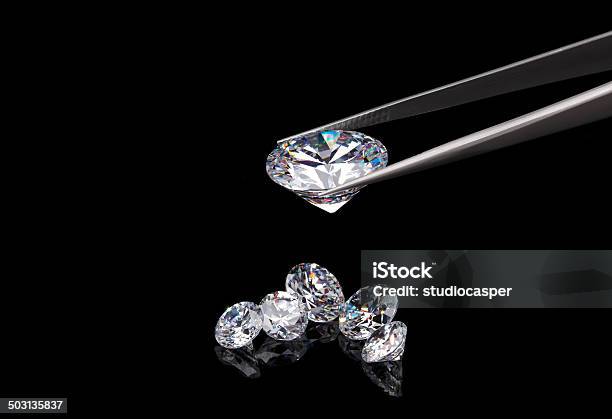 ダイヤモンド宝石を - 宝石 ダイヤモンドのストックフォトや画像を多数ご用意 - 宝石 ダイヤモンド, 黒背景, ピンセット