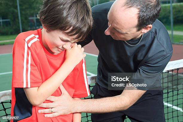 Kind Tennisshoulderproblem Stockfoto und mehr Bilder von Fotografie - Fotografie, Horizontal, Jungen