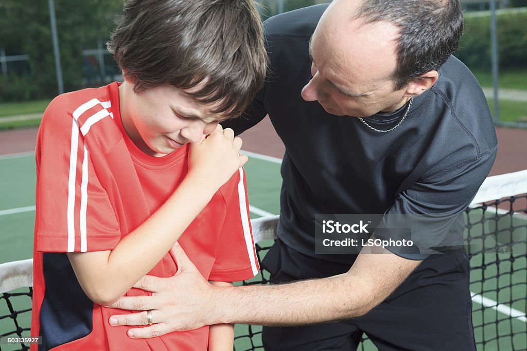 Criança nos ombros problema de tênis - Foto de stock de Criança royalty-free