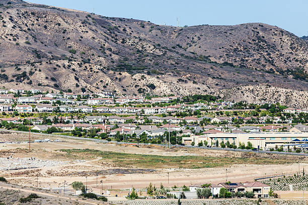 porter de nouvelles maisons ranch, en californie - northridge photos et images de collection