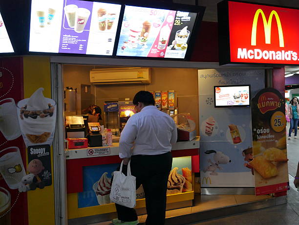 mcdonald's restaurant - bangkok mcdonalds fast food restaurant asia - fotografias e filmes do acervo