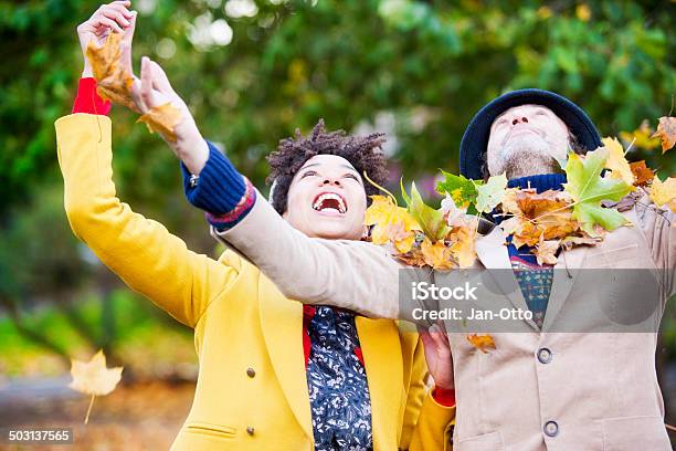 Casal Em Um Parque De Londres - Fotografias de stock e mais imagens de Adulto - Adulto, Ao Ar Livre, Casal