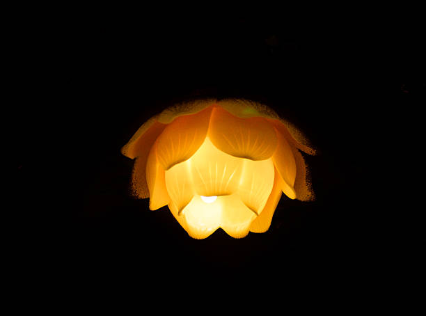 iluminated com luminária amarela - foto de acervo