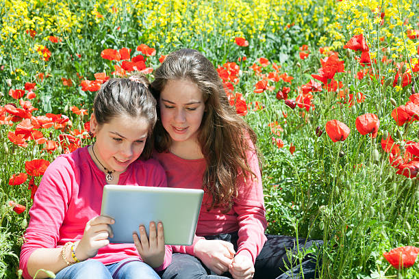 niñas en la naturaleza - poppy flower field red fotografías e imágenes de stock