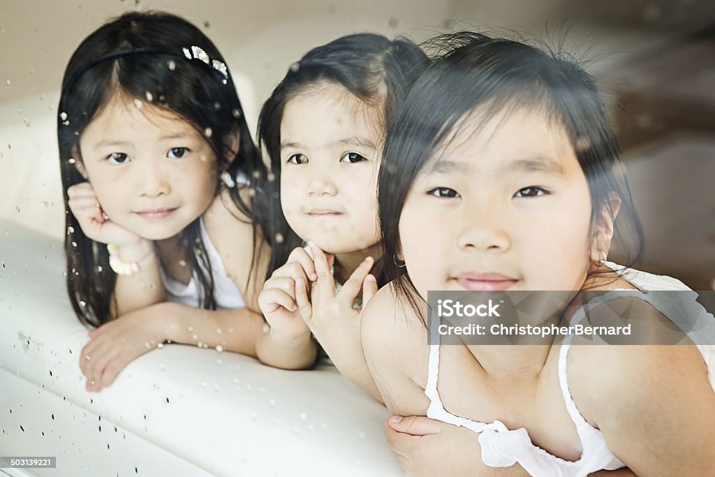 Bambini guardando attraverso la finestra. - Foto stock royalty-free di 6-7 anni
