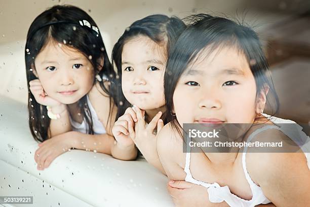 Dzieci Patrząc Przez Okno - zdjęcia stockowe i więcej obrazów 6-7 lat - 6-7 lat, 8 - 9 lat, Azjaci