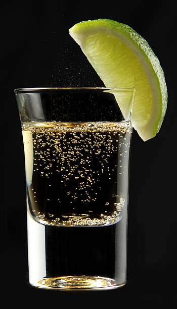copo pequeno para bebida alcoólica - tequila shot imagens e fotografias de stock