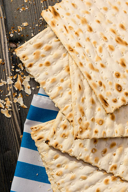 matzah, matza, маца, пресный хлеб - passover matzo judaism broken стоковые фото и изображения