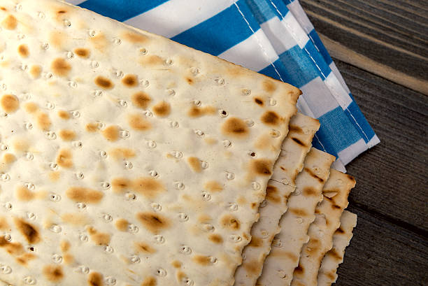 matzah, matza, маца, пресный хлеб - passover matzo judaism broken стоковые фото и изображения