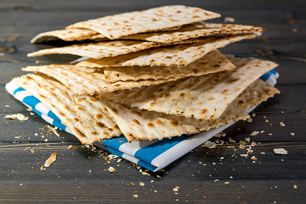 matzah, matza, 마짜 빵, 누룩을 넣지 않은 식빵 - matzo passover cracker unleavened bread 뉴스 사진 이미지