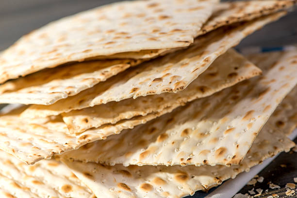 matzah, matza, маца, пресный хлеб - passover matzo judaism broken стоковые фото и изображения