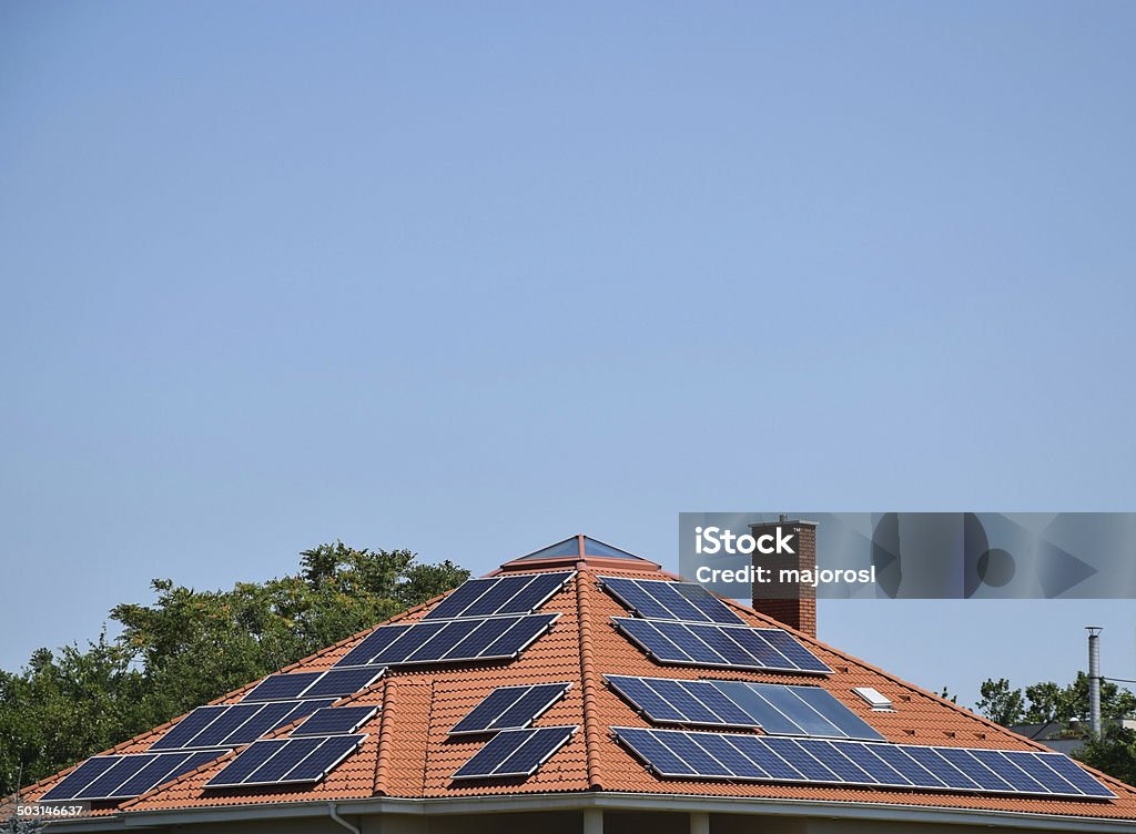 Sonnenkollektoren auf dem Dach - Lizenzfrei Außenaufnahme von Gebäuden Stock-Foto