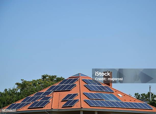 Sonnenkollektoren Auf Dem Dach Stockfoto und mehr Bilder von Außenaufnahme von Gebäuden - Außenaufnahme von Gebäuden, Baum, Bauwerk