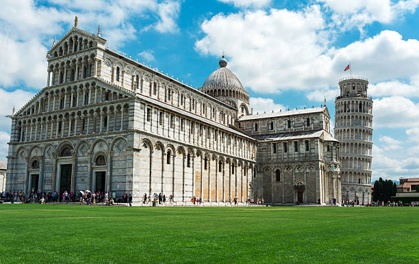 torre de pisa y catedral - leaning tower of pisa people crowd tourism fotografías e imágenes de stock