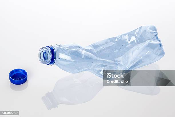 Arrugados Plástico Botella De Agua Foto de stock y más banco de imágenes de Arrugados - Arrugados, Basura, Botella