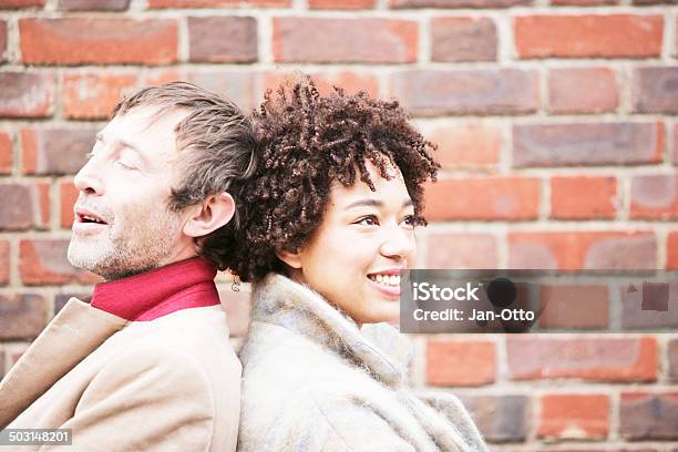 Charlar Pareja Foto de stock y más banco de imágenes de Adulto - Adulto, Afrodescendiente, Cotilleo