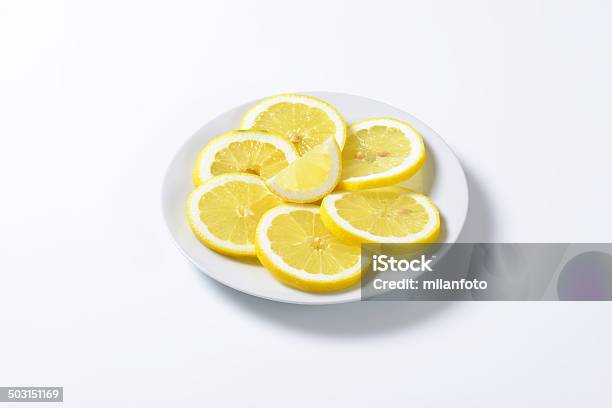 Fatias De Limão - Fotografias de stock e mais imagens de Alimentação Saudável - Alimentação Saudável, Amarelo, Branco