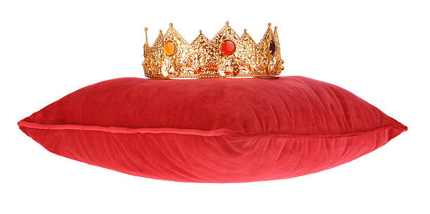 crown na almofada de veludo vermelho - pillow cushion isolated bedding - fotografias e filmes do acervo