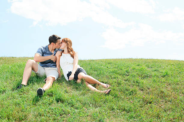 istock Grass Couple - Kiss 503153163