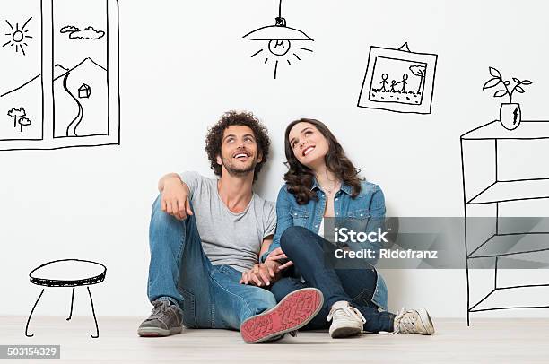 Feliz Pareja Nueva Casa De Ensueño Foto de stock y más banco de imágenes de Interior de la casa - Interior de la casa, Parejas, Onírico