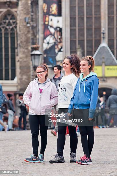 Giovane Ragazza In Posa Su Amsterdam Piazza Dam Per Una Foto - Fotografie stock e altre immagini di Abbigliamento sportivo