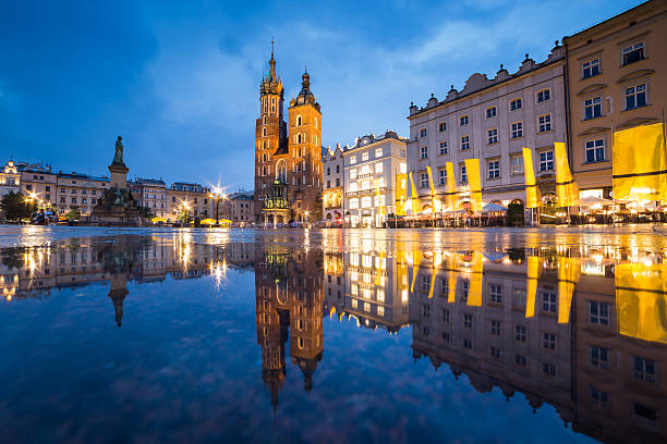 kraków, stare miasto w nocy w kraków, polska - cracov zdjęcia i obrazy z banku zdjęć