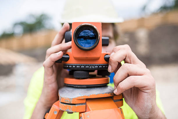 Construction worker measuring Land surveyor measuring level tacheometer stock pictures, royalty-free photos & images