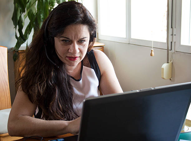 grave mulher trabalhando no laptop em casa, escritório de trabalho - efficency - fotografias e filmes do acervo