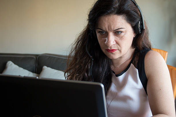 grave mulher trabalhando no laptop em casa, escritório de trabalho - efficency - fotografias e filmes do acervo