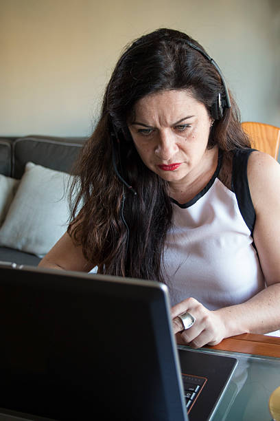 grave mulher trabalhando no laptop em casa, escritório de trabalho - efficency - fotografias e filmes do acervo