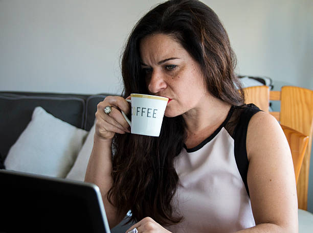 ビジネスの女性がコーヒー、ホームオフィス - efficency ストックフォトと画像