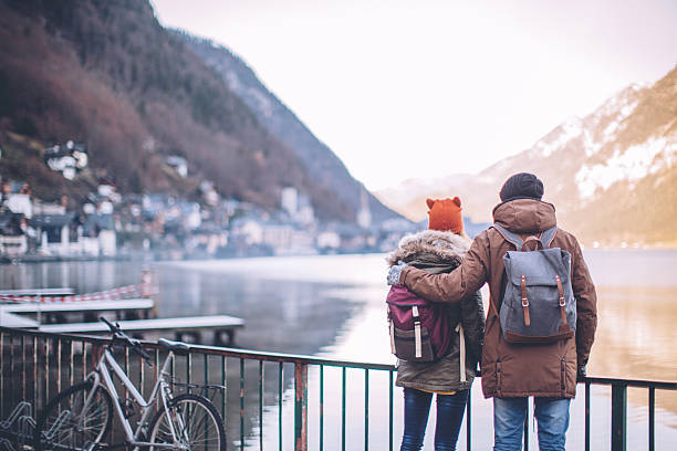 cieszyć się zimą dzień na wakacje - ski resort village austria winter zdjęcia i obrazy z banku zdjęć