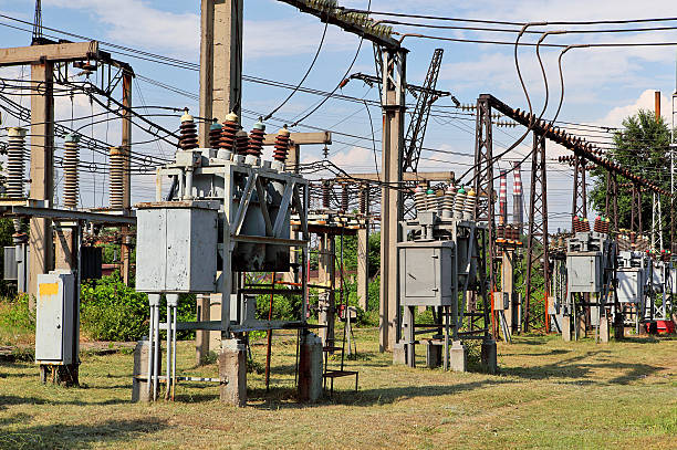 teil high voltage substation mit dimmer und disconnectors - switchgear electricity substation electricity power line stock-fotos und bilder