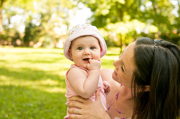 Feliz mãe segurando seu bebé - fotografia de stock