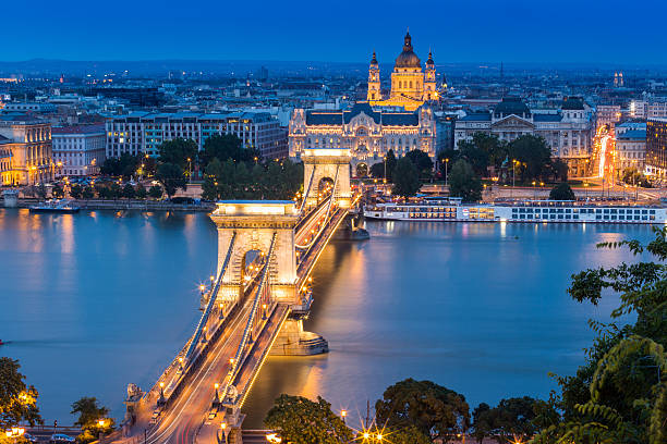 budapest in ungheria - chain bridge budapest night bridge foto e immagini stock