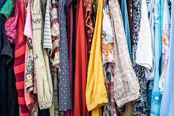 coloré de rack de vêtements vintage vieux utilisé pour vente - dépôt vente photos et images de collection