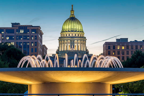 Capital at dusk The capital building in Madison Wisconsin at dusk madison wisconsin photos stock pictures, royalty-free photos & images