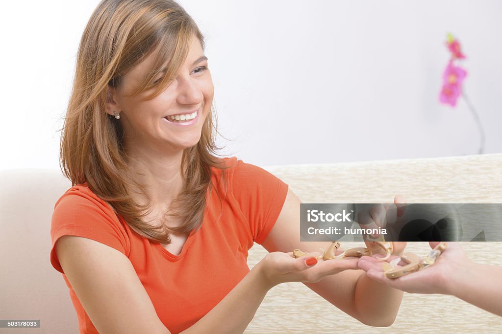 Jovem mulher escolhendo surdos ajuda - Foto de stock de Acessório royalty-free