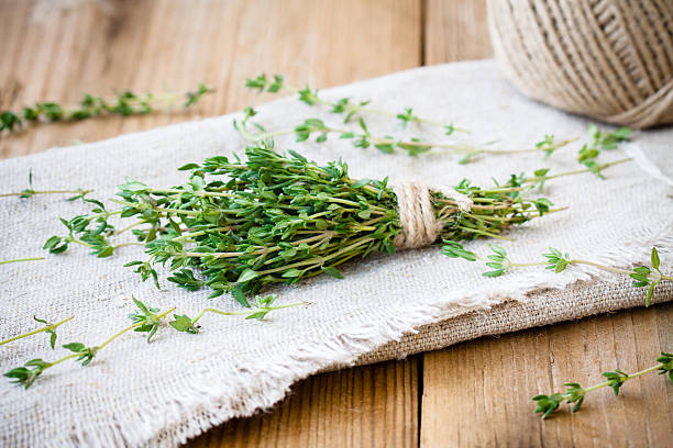 paquete de nuevas tomillo en sackcloth - thyme fotografías e imágenes de stock