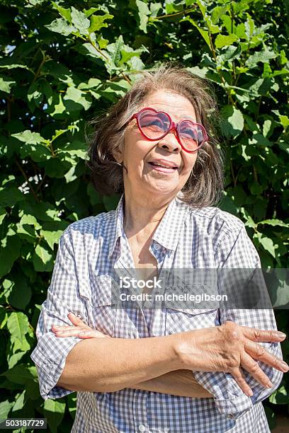 Ältere Frau Stockfoto und mehr Bilder von Herzform - Herzform, Sonnenbrille, 60-64 Jahre