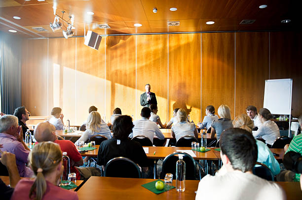 vista posterior de estudiantes adultos en un seminario - seminar presentation mature student education event fotografías e imágenes de stock