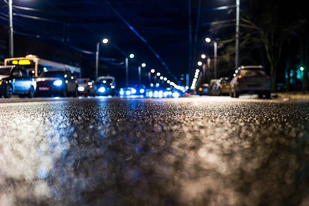 la noche de la ciudad luego de lluvia, vista de la circulación de vehículos - nightlife city night rain fotografías e imágenes de stock