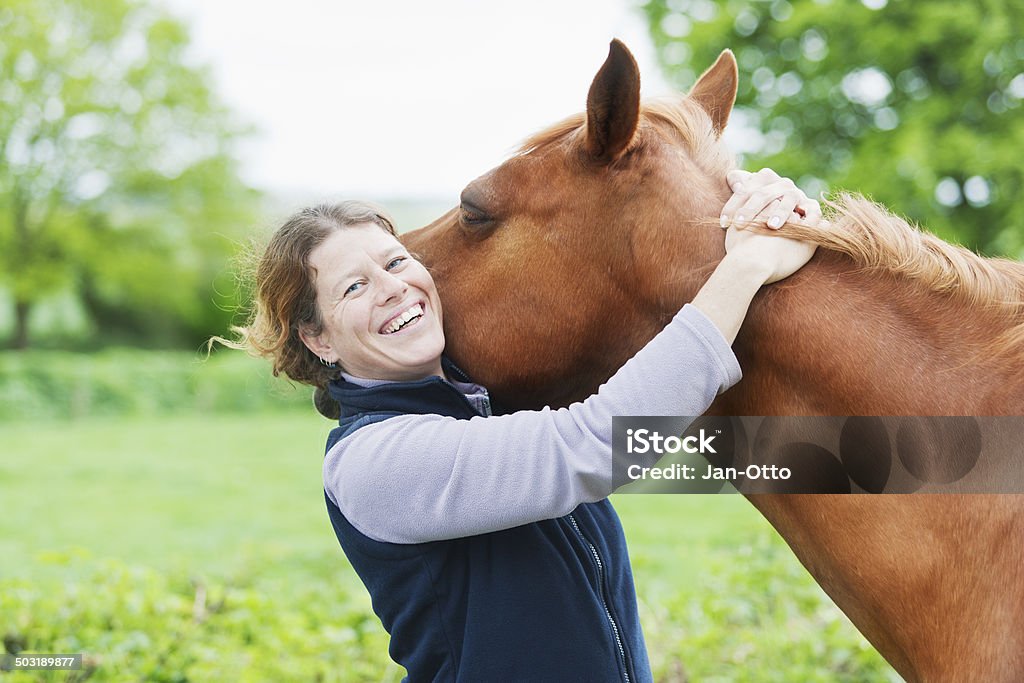 Feminino veterinário com o cavalo - Royalty-free Cavalo - Família do Cavalo Foto de stock