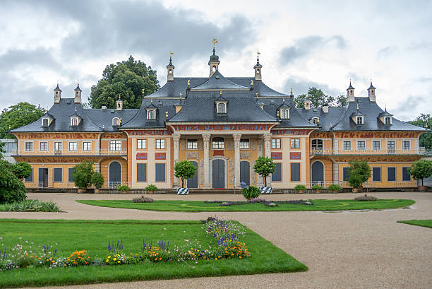 palacio de pillnitz mit park - freistaat fotografías e imágenes de stock