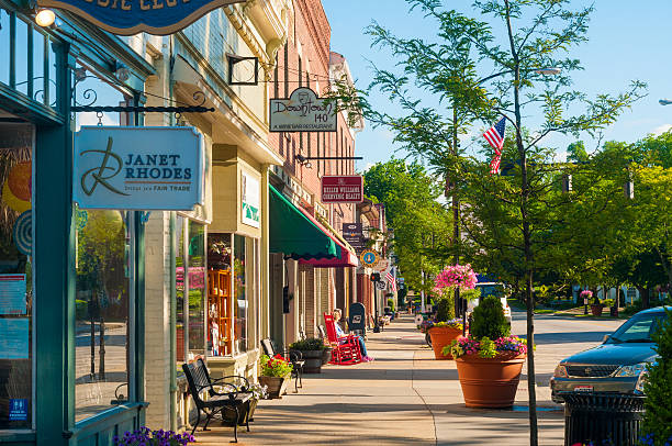 Main Street charm Hudson, OH, USA - JuneE 14, 2014: Quaint shops and businesses that go back more than a century give Hudson's Main Street a charming and inviting appeal. small town stock pictures, royalty-free photos & images